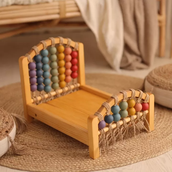 سرير خشبي مع مكرميه لتصوير مواليد