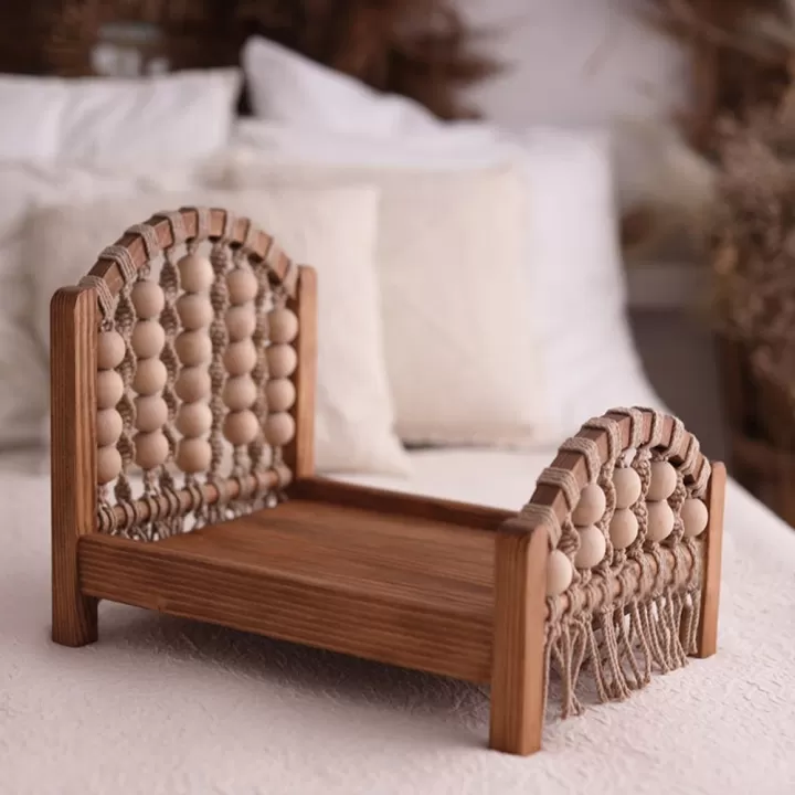 سرير خشبي مع مكرميه لتصوير مواليد