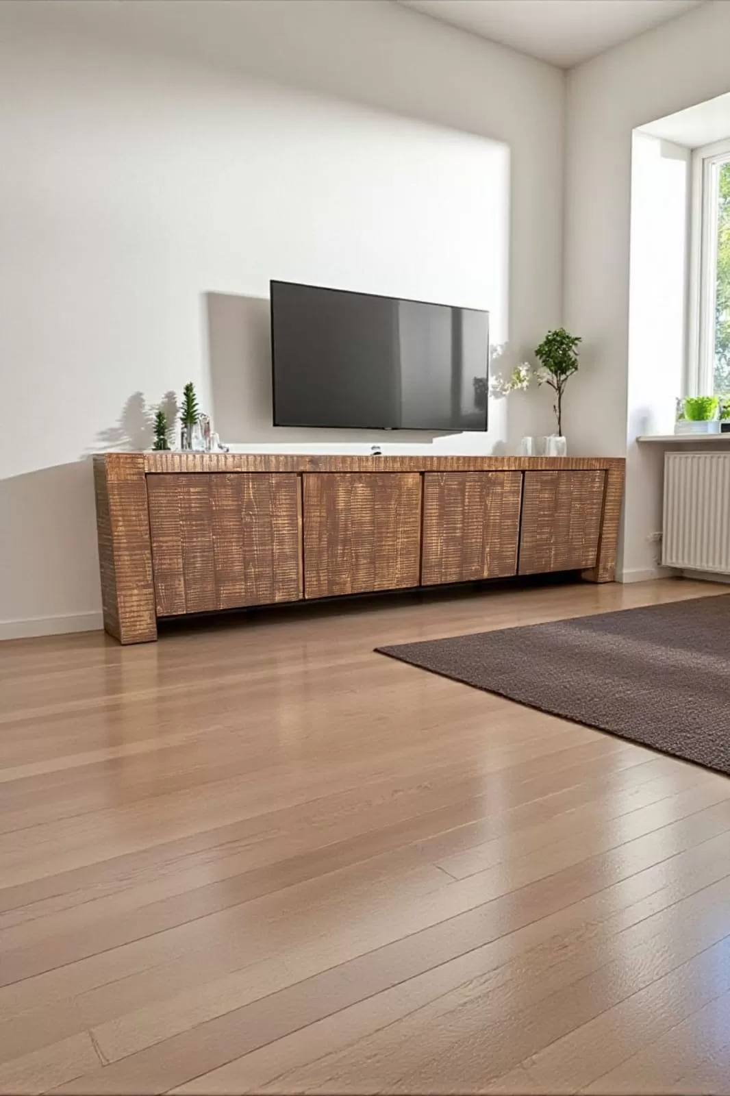 طاولة تلفزيون خشب طبيعي بطابع شابي شيك اربع أبواب مخفية – مناسبة لشاشات حتى 85 بوصة